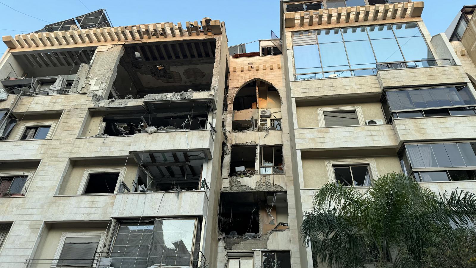 Megrongálódott épület egy izraeli légicsapás után Bejrútban, 2026. március 2-án