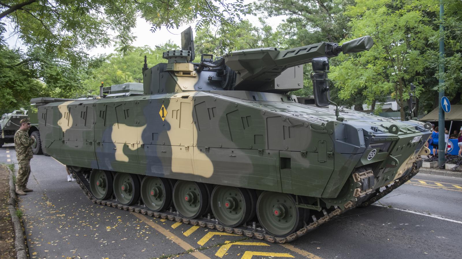 Egy Hiúz páncélos a Városligetben. A magyar terv nincs fókuszban