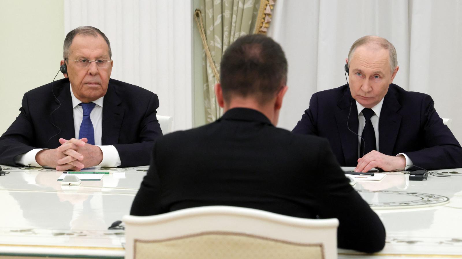 Vlagyimir Putyin fogadja Szijjártó Pétert a moszkvai Kreml Szenátusi palotájában 2026. március 4-én. Az elnök mellett Szergej Lavrov orosz külügyminiszter
