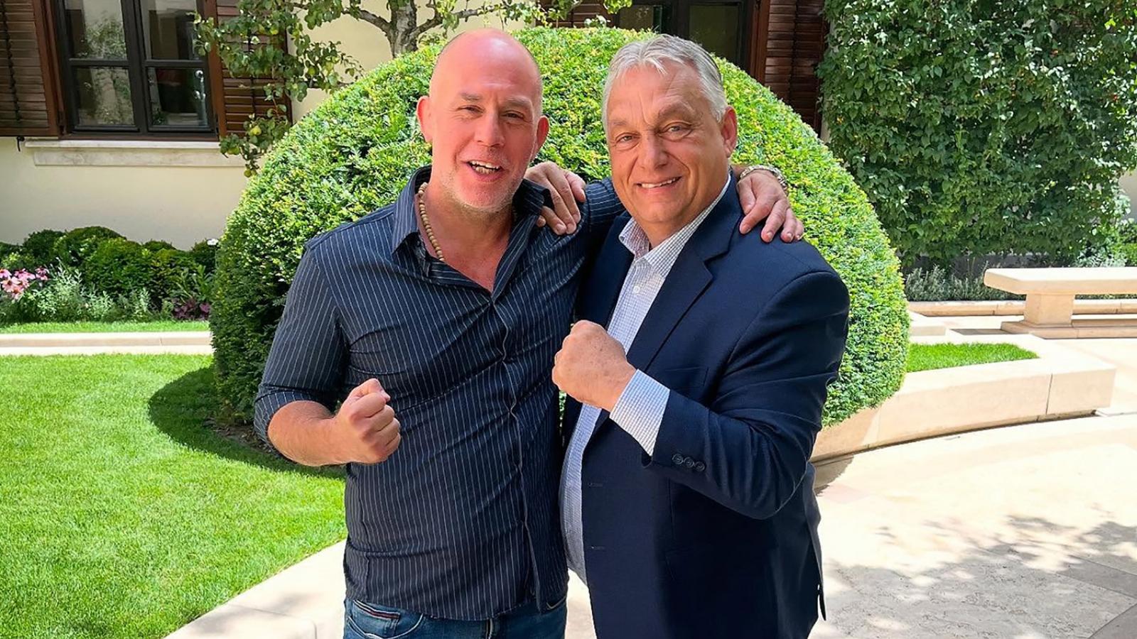 Orbán Viktor itt állt legközelebb
a rap mufajhoz: Dopeman korábban
még a miniszterelnök ledöntött
hungarocell szobrának fejével focizott,
most politikai harcostárs