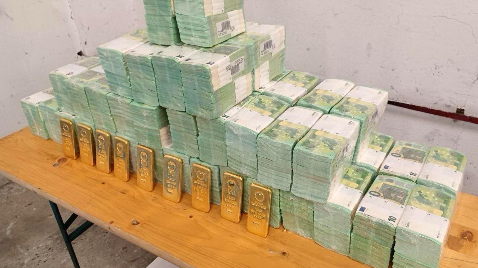 A március 5-én lefoglalt ukrán pénzkötegek és aranytömbök 