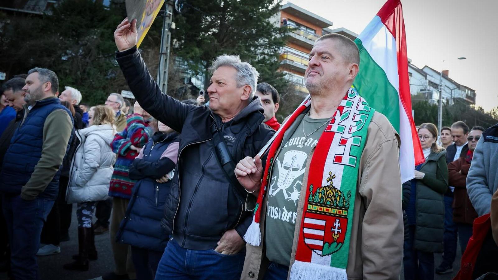 Dühös ukránellenes kormánypárti tüntetők