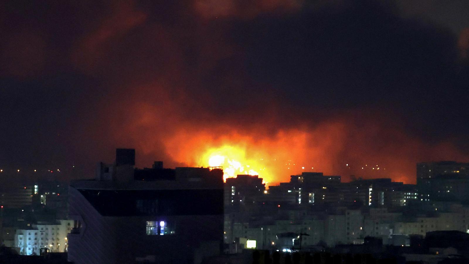 Füst és tűz a Mehrabad nemzetközi repülőtéren Iránban, Teheránban 2026. március 7-én. 