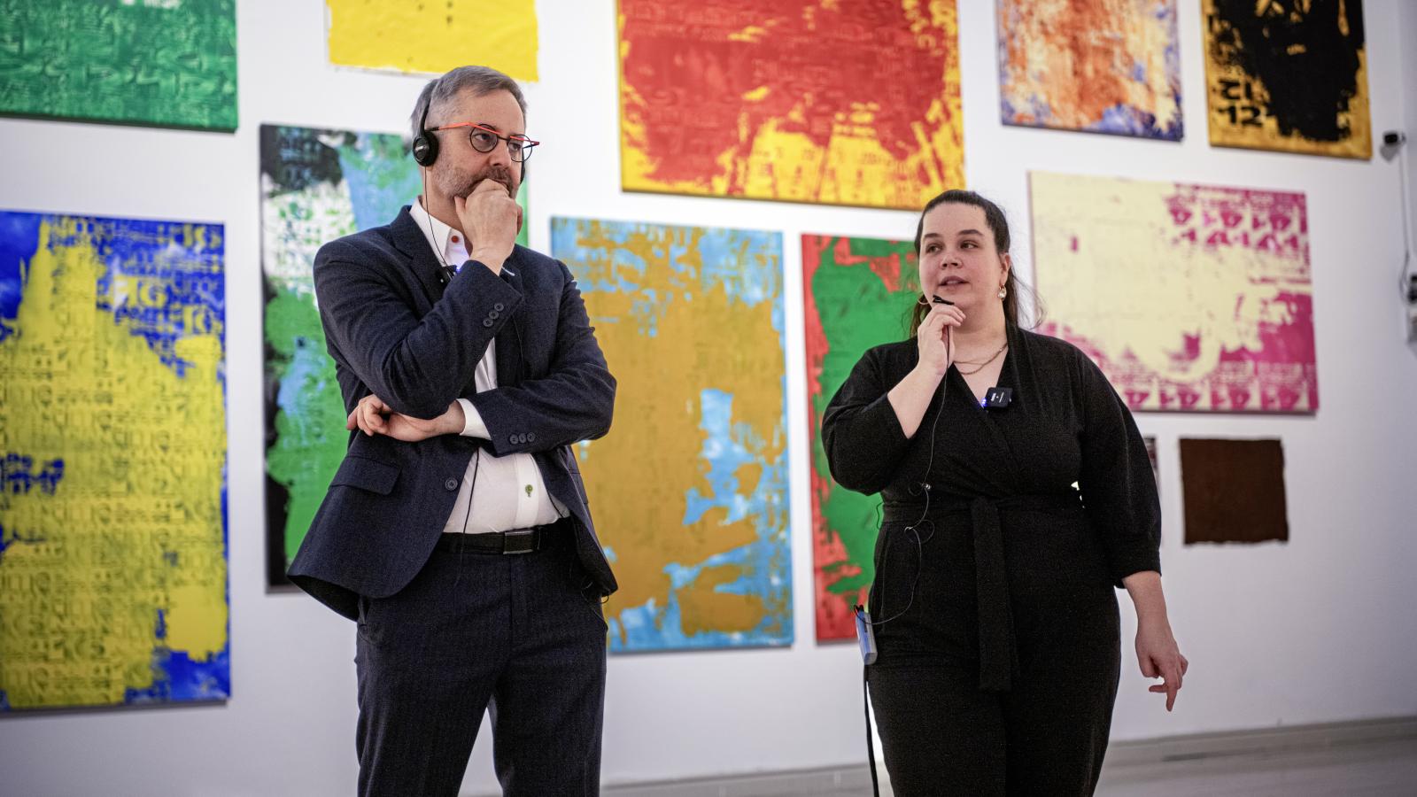 Barabási Albert-László és a kiállítás kurátora, Mucsi Emese bemutatta a három éven át készült művészeti projektet