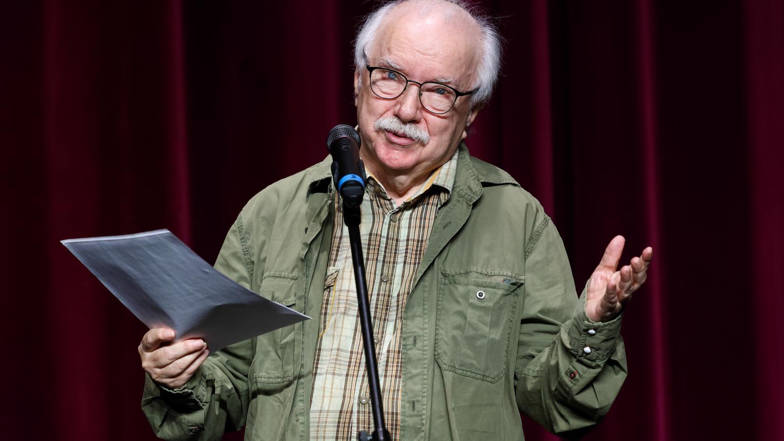 Farkasházy szerint a kabarét ki kell hozni a mindent leuraló stand-up árnyékából