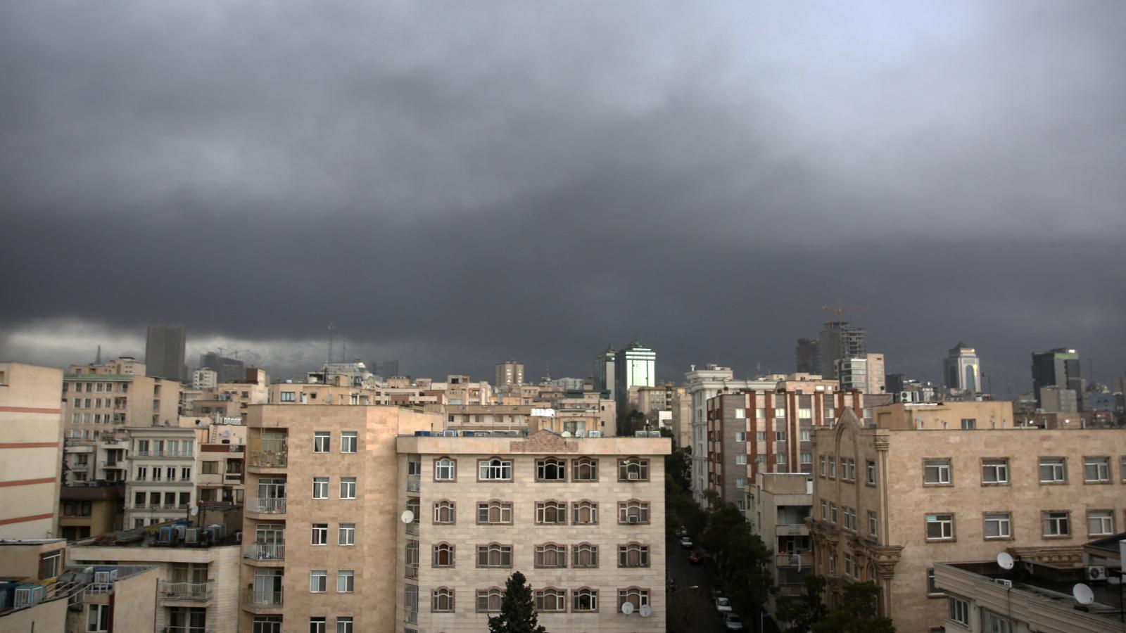 Sűrű füst Teherán felett, miután az Egyesült Államok és Izrael olajraktárakat vett célba az iráni fővárosban