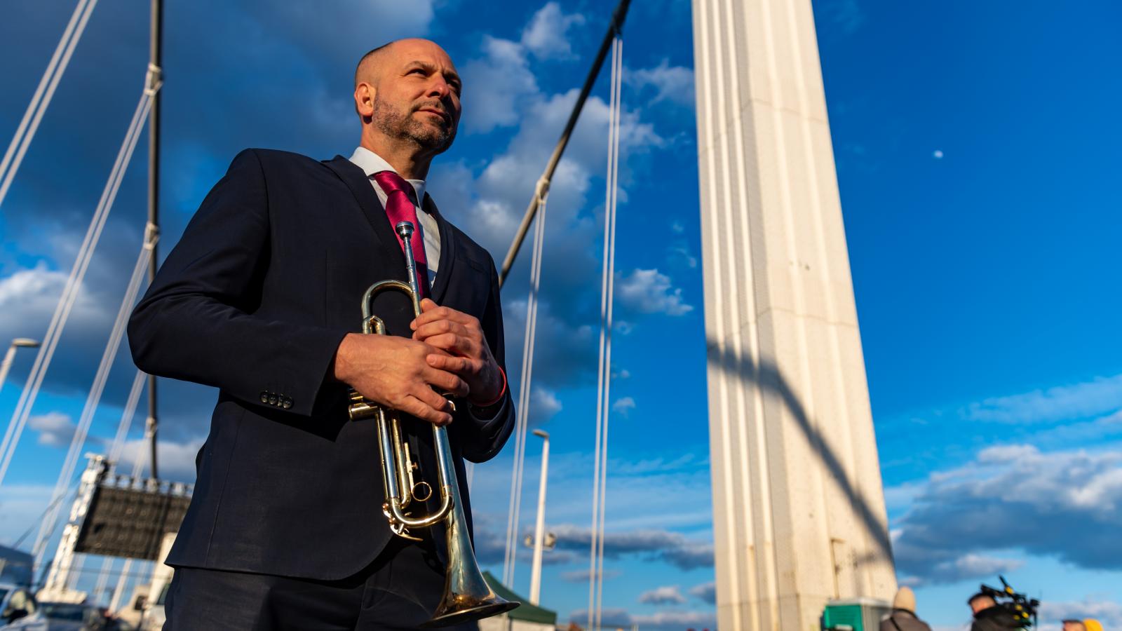 Szabó Bálint trombitájával az egyik hídfoglalásnál