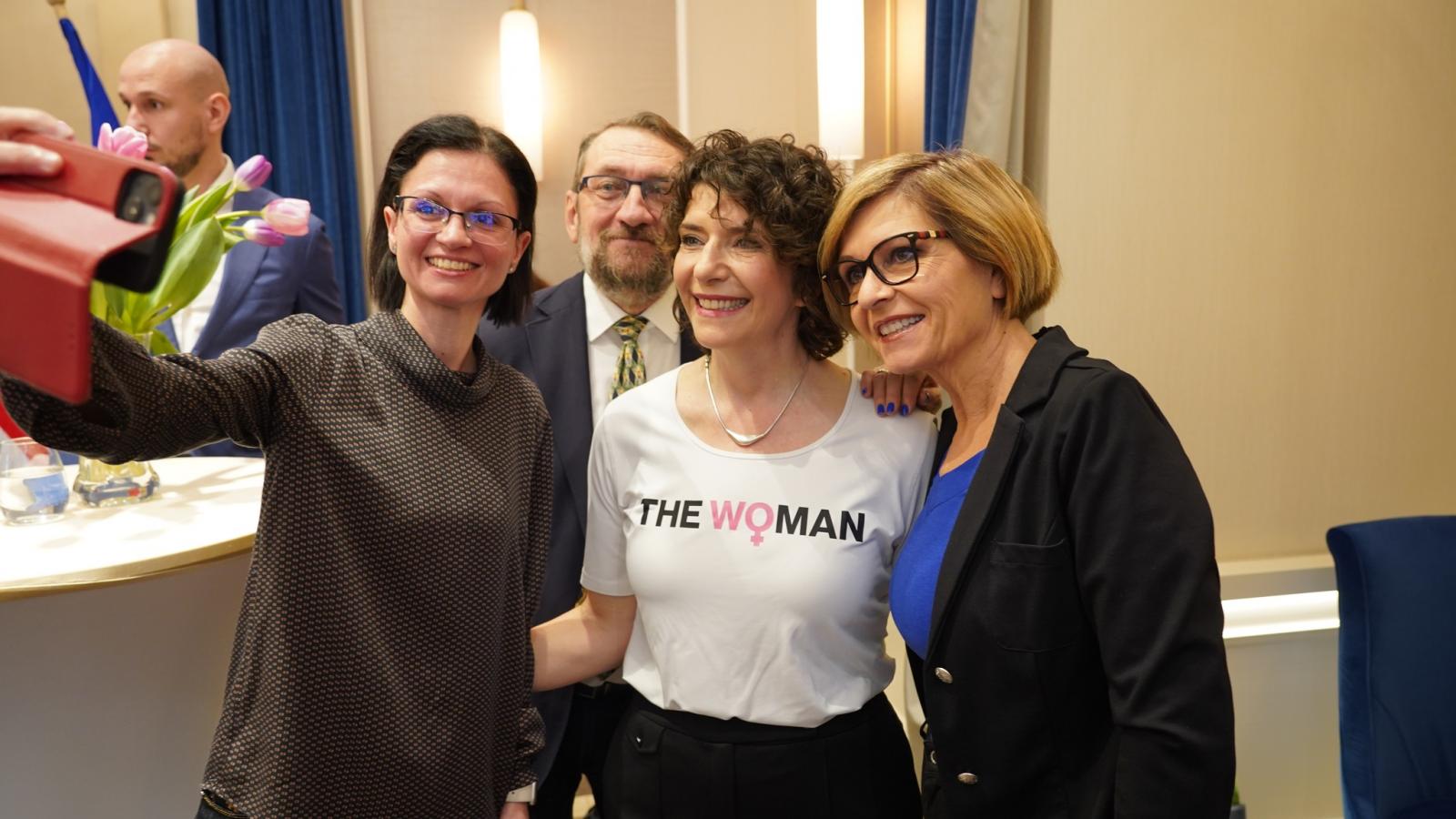 Dobrev Klára, a DK elnöke a párt nőnapi rendezvényén