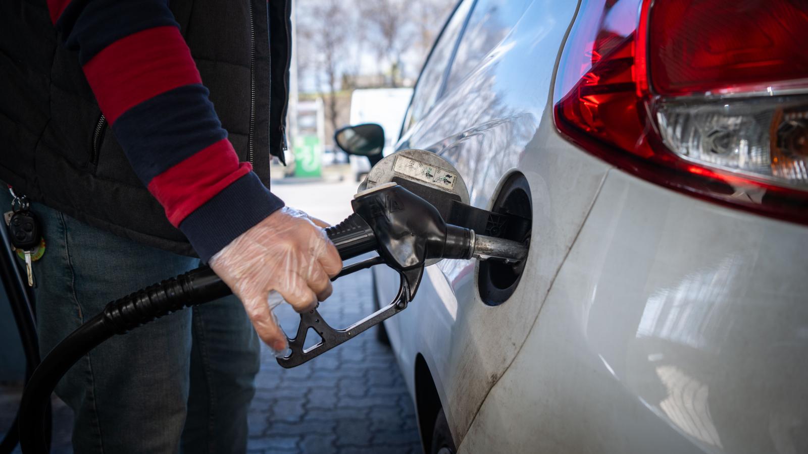 Ha valaki Budapesten lakik, akkor havonta 2500 kilométerre elegendő benzinpénzt kap