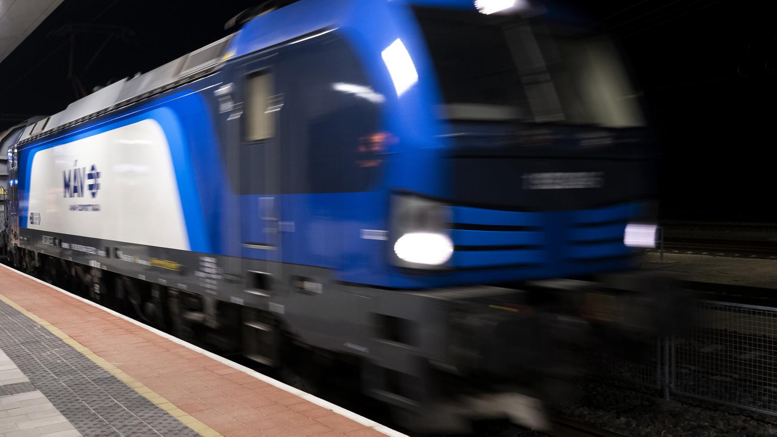 Kelebiára közlekedő teherszállító vonatszerelvény halad át Soroksár vasútállomáson 2026. február 27-én