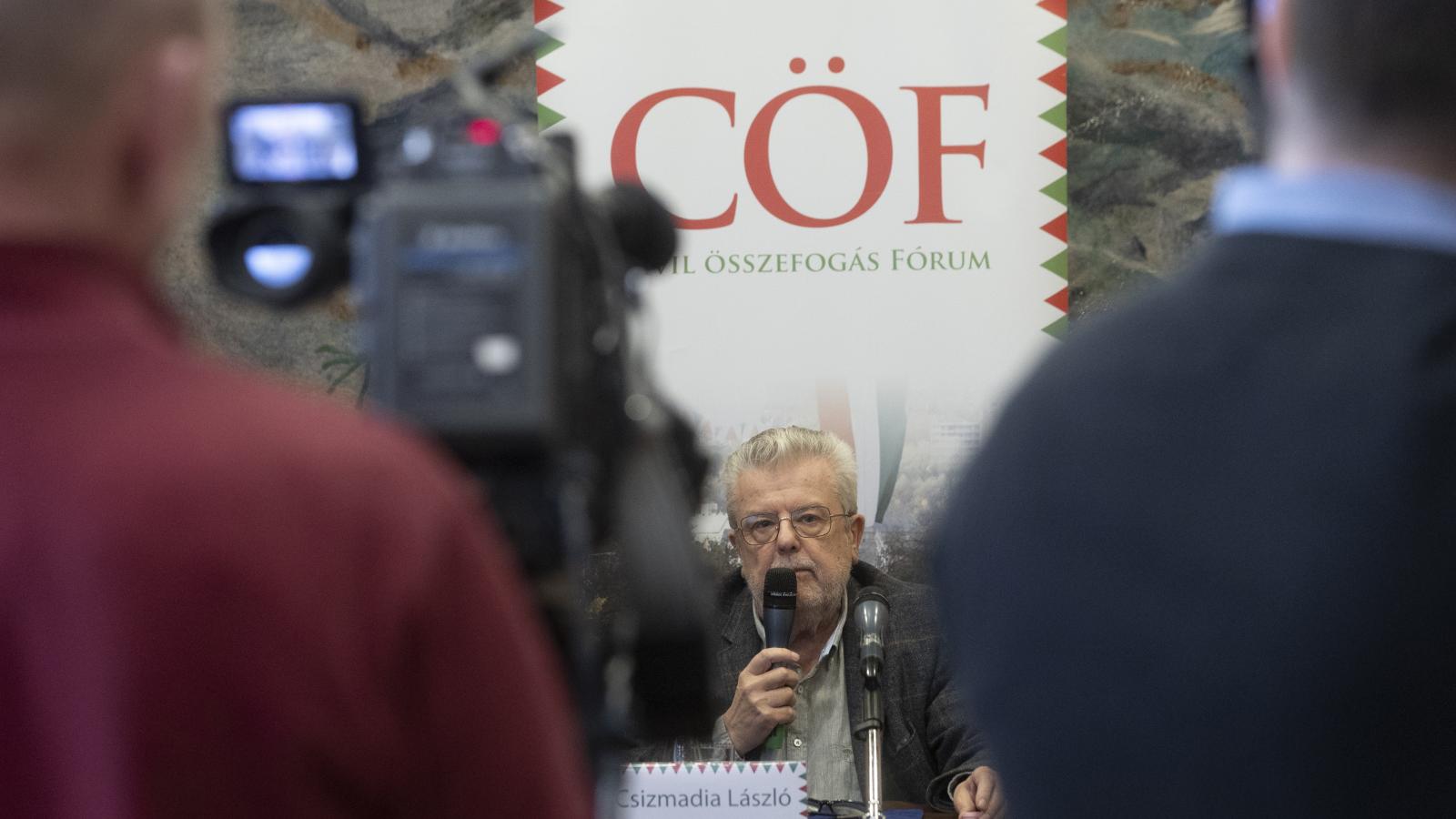 Csizmadia László, a CÖF-CÖKA elnöke a március 15-re szervezett Békemenetről tartott sajtótájékoztatón Budapesten március 9-én 