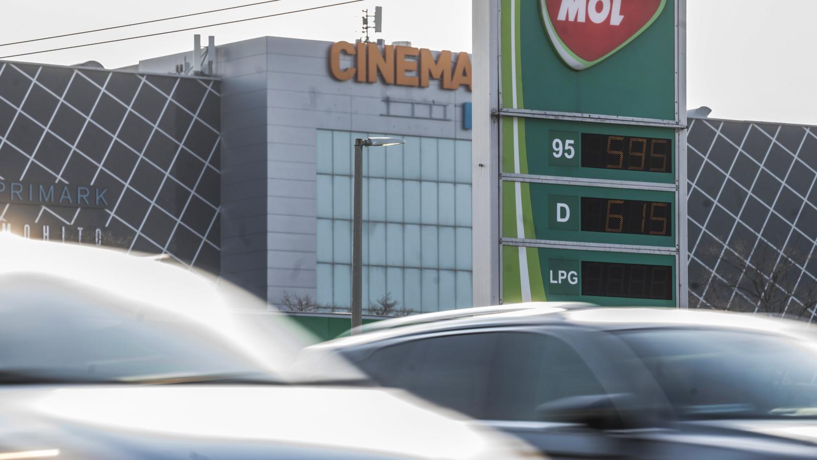 Robogók, rendszám nélküli mezőgazdasági járművek, kannával érkezők sem tankolhatnak védett árú üzemanyagot