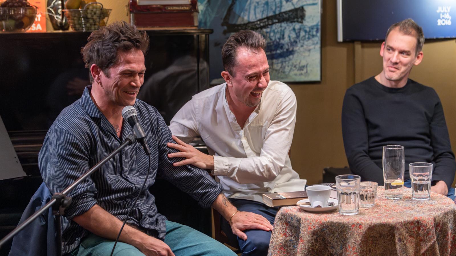 Nagy Zsolt színművész, Szöllősi Mátyás író és a kötet szerkesztője, Darvasi Ferenc