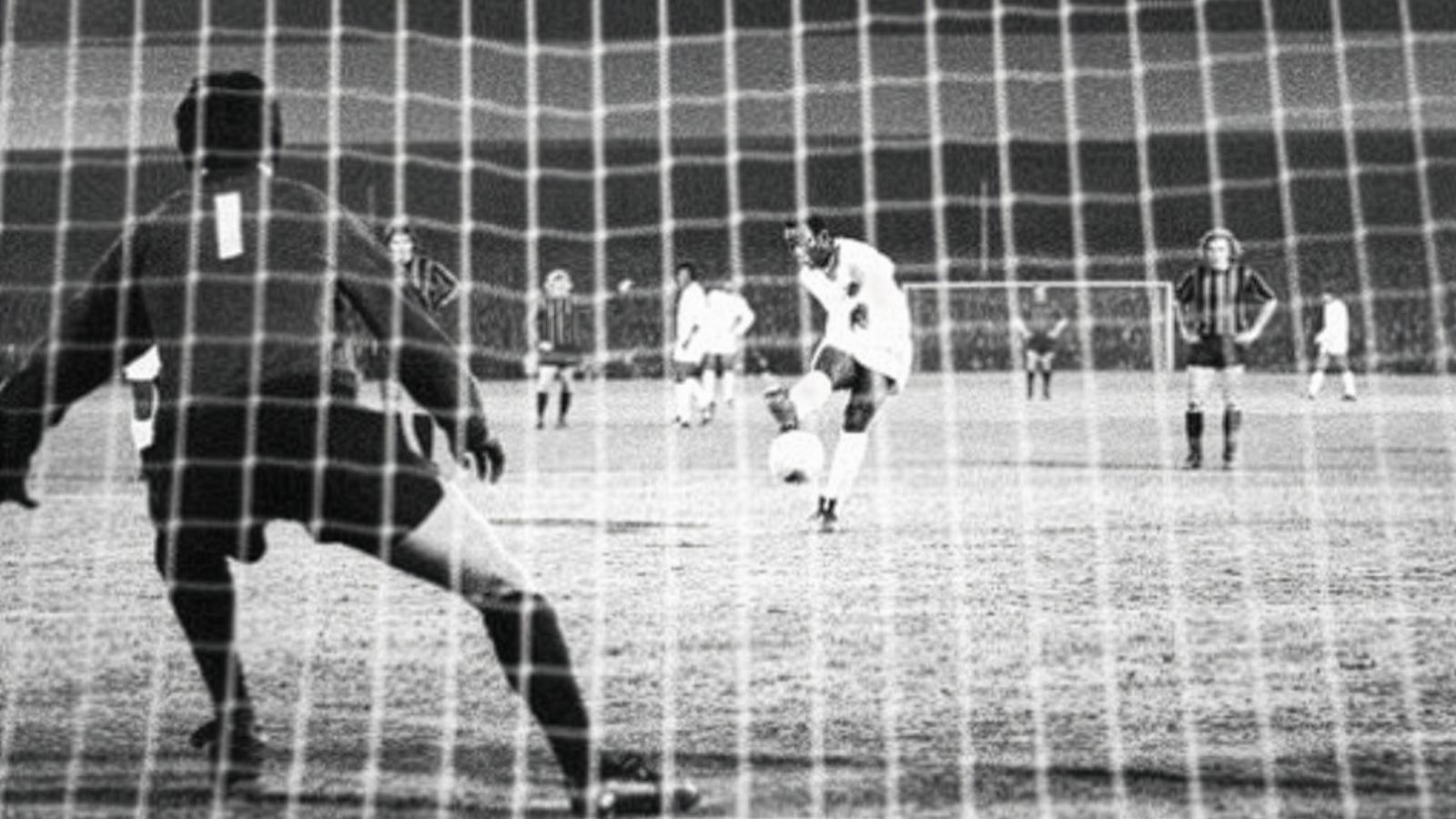 A brazil Santos színeiben Pelé ugyan gólt
lőtt 11-esből (képünkön), csapata így is
kikapott 3-2-re az angol harmadosztályú
Plymouth Argyle-től