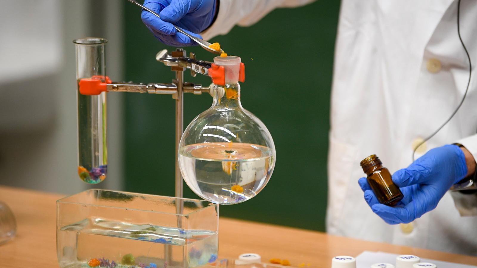 Az elmúlt harminc évben a felére csökkent a kémiaórák száma