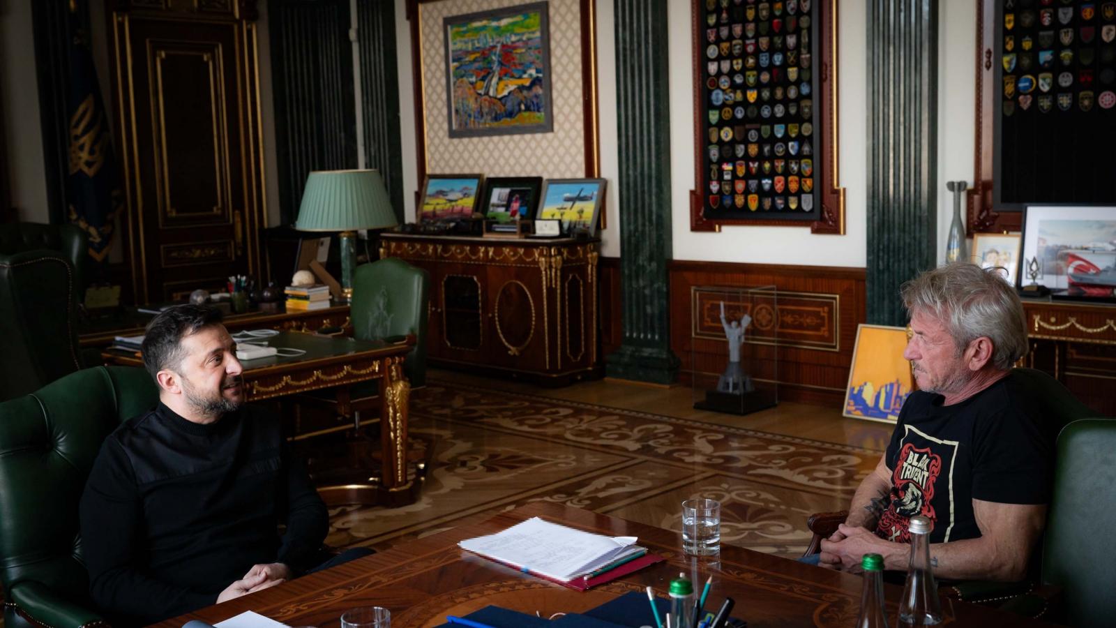 Volodimir Zelenszkij ukrán elnök és Sean Penn amerikai színész találkozója Ukrajnában.