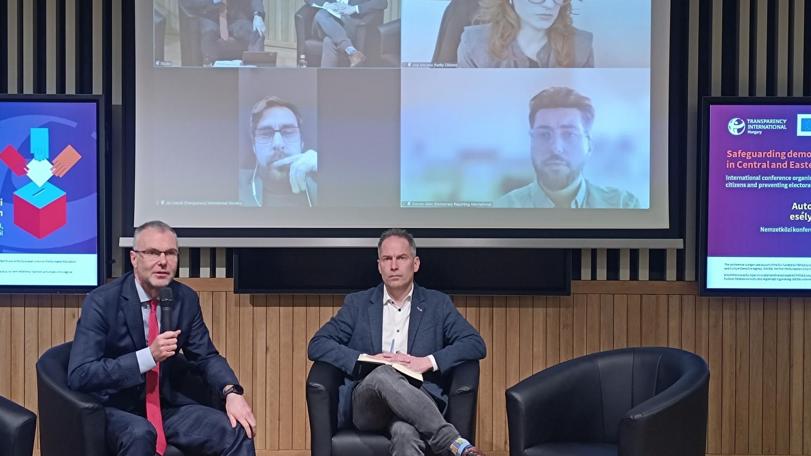 Martin József Péter, a Transparency International Magyarország ügyvezető igazgatója és Krekó Péter, a Political Capital ügyvezető igazgatója a konferencián