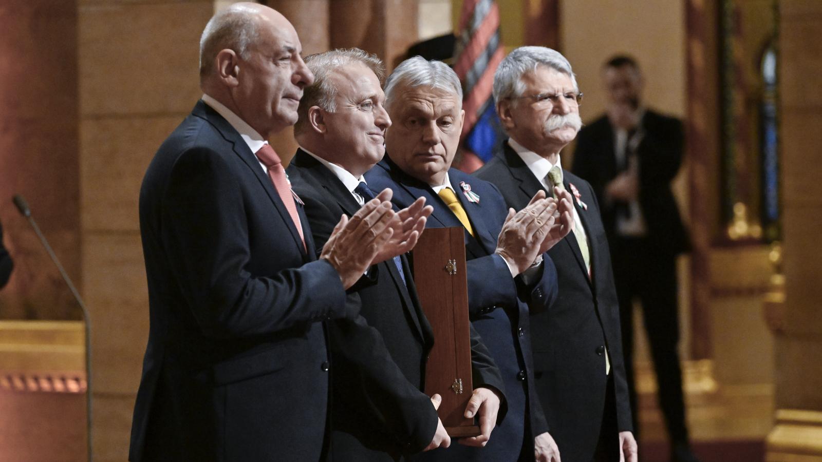 Lackfi János március 14-én vette át a Kossuth-díjat, ami sokak szerint összeférhetetlen döntés eredménye