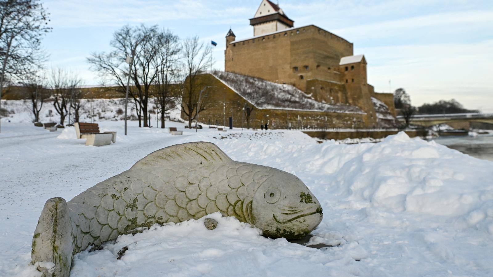 Az észtországi Narva-kastély az orosz határon
