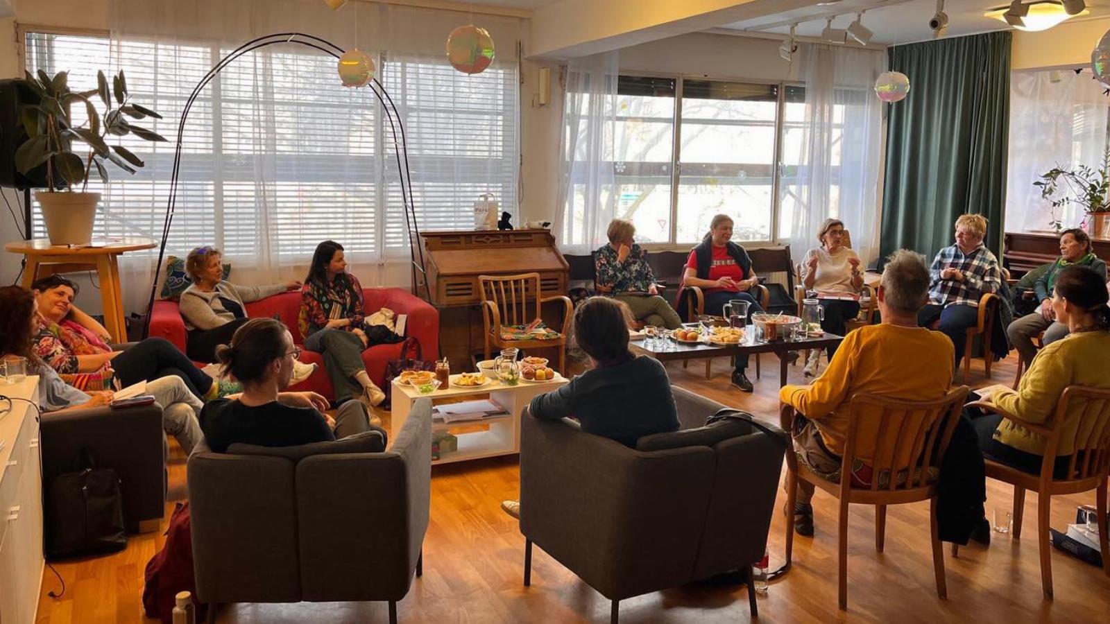  Az Egy sima, egy fordított nevű bécsi magyar könyvklubról az is kiderült, hogy nem a kötögető nőket célozza meg