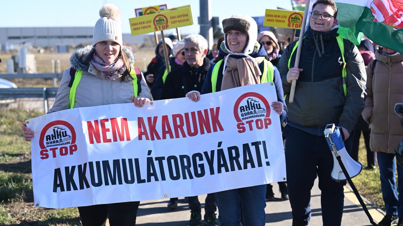 Évekig semmibe vették a tiltakozókat, de most kellenének a voksok