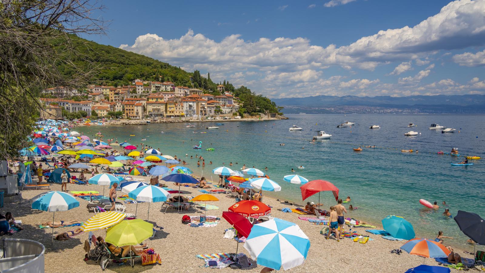 Nyáron sokan választják nyaralási helyszínnek a biztonságosnak tartott közeli tengerpartokat, például Horvátországot
