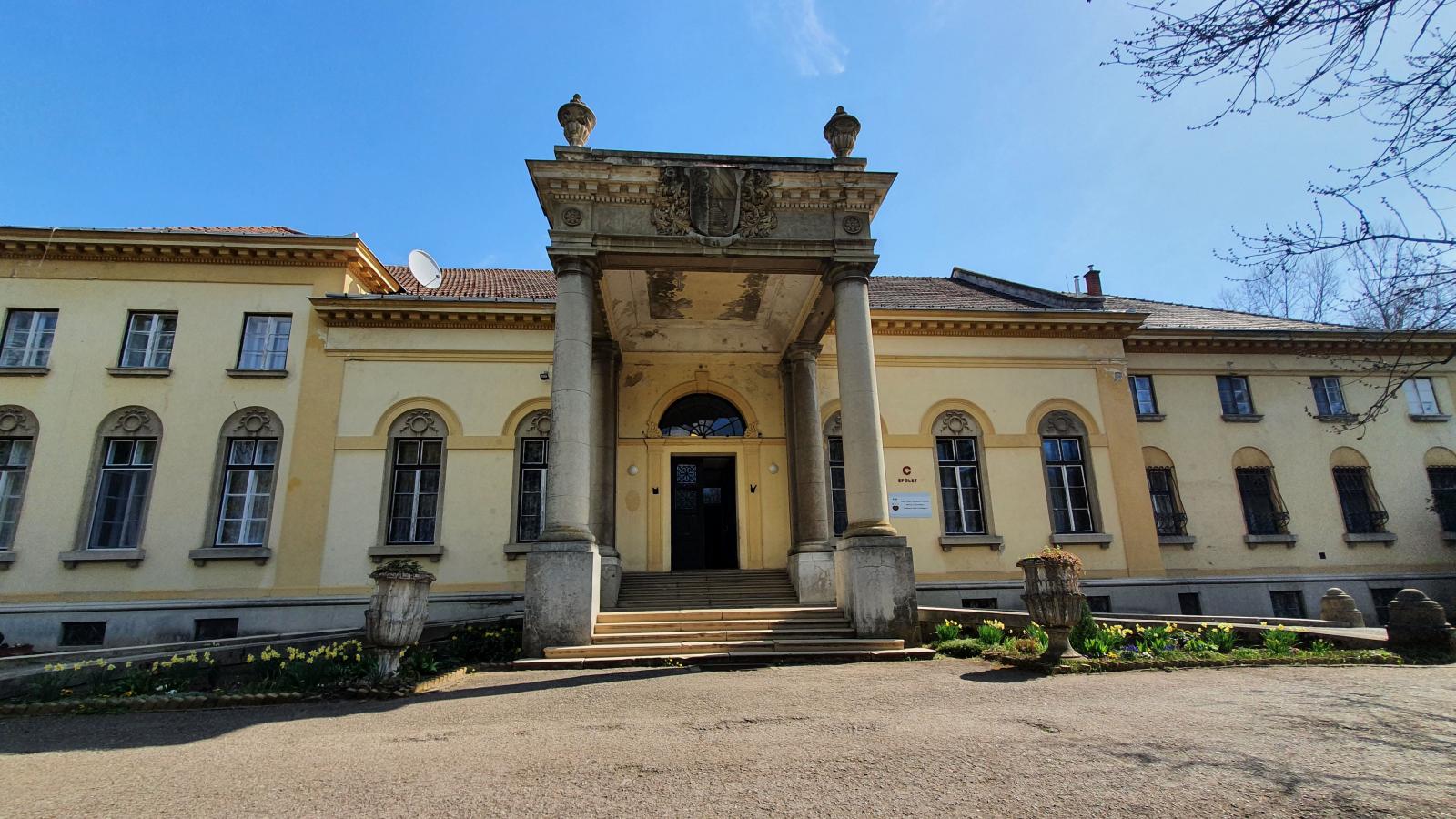 A kollégium épülete - Korábbi felvétel 