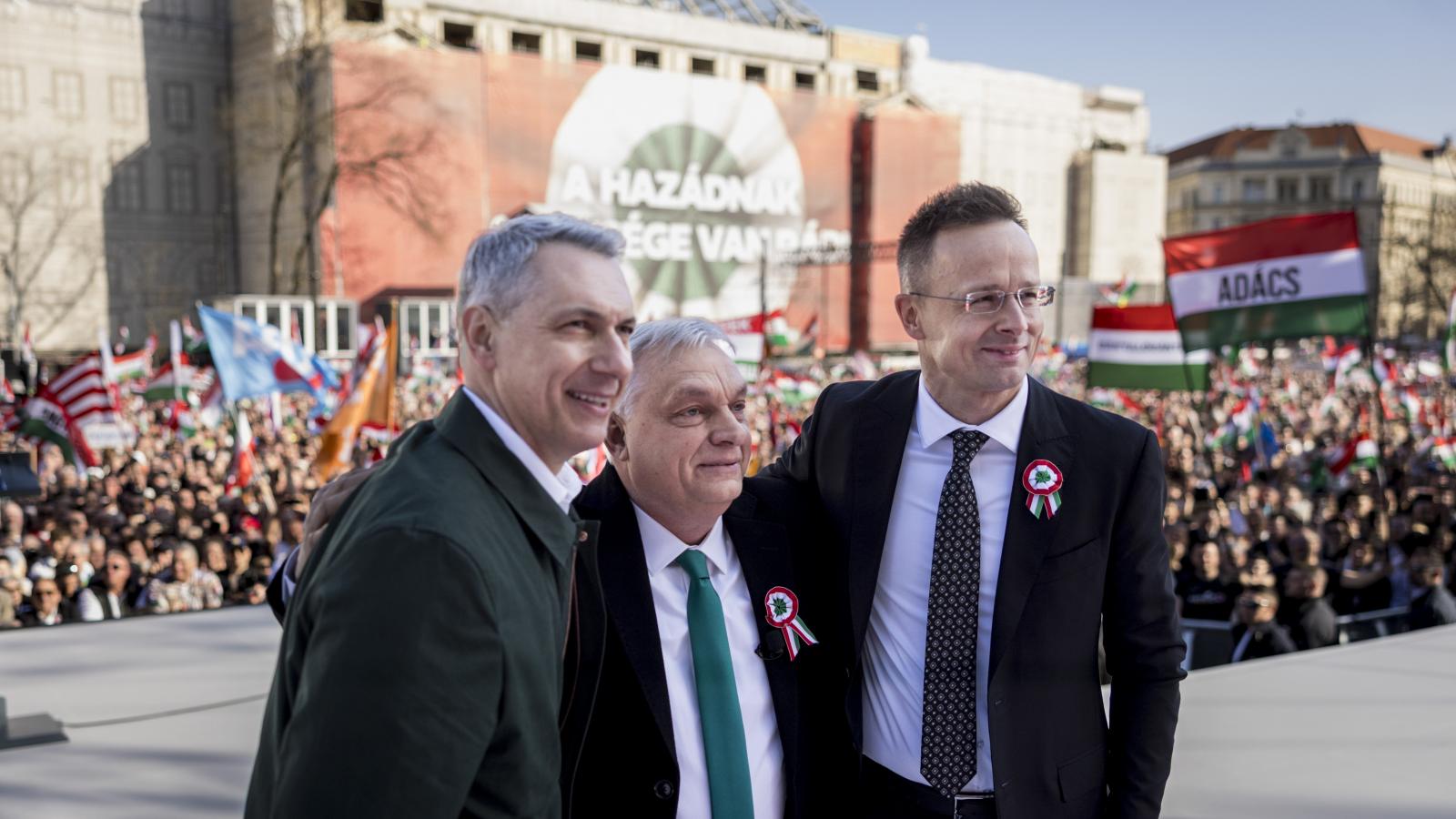 Hárman. Középen Orbán Viktor, mellette Lázár János és Szijjártó Péter. Nem egyszerű figurák