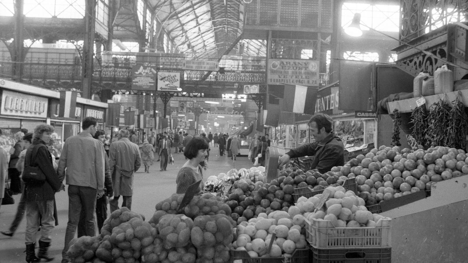 A Tolbuhin körúti Nagyvásárcsarnok kínálata 1984-ben – Margaret Thatcher is itt vásárolt