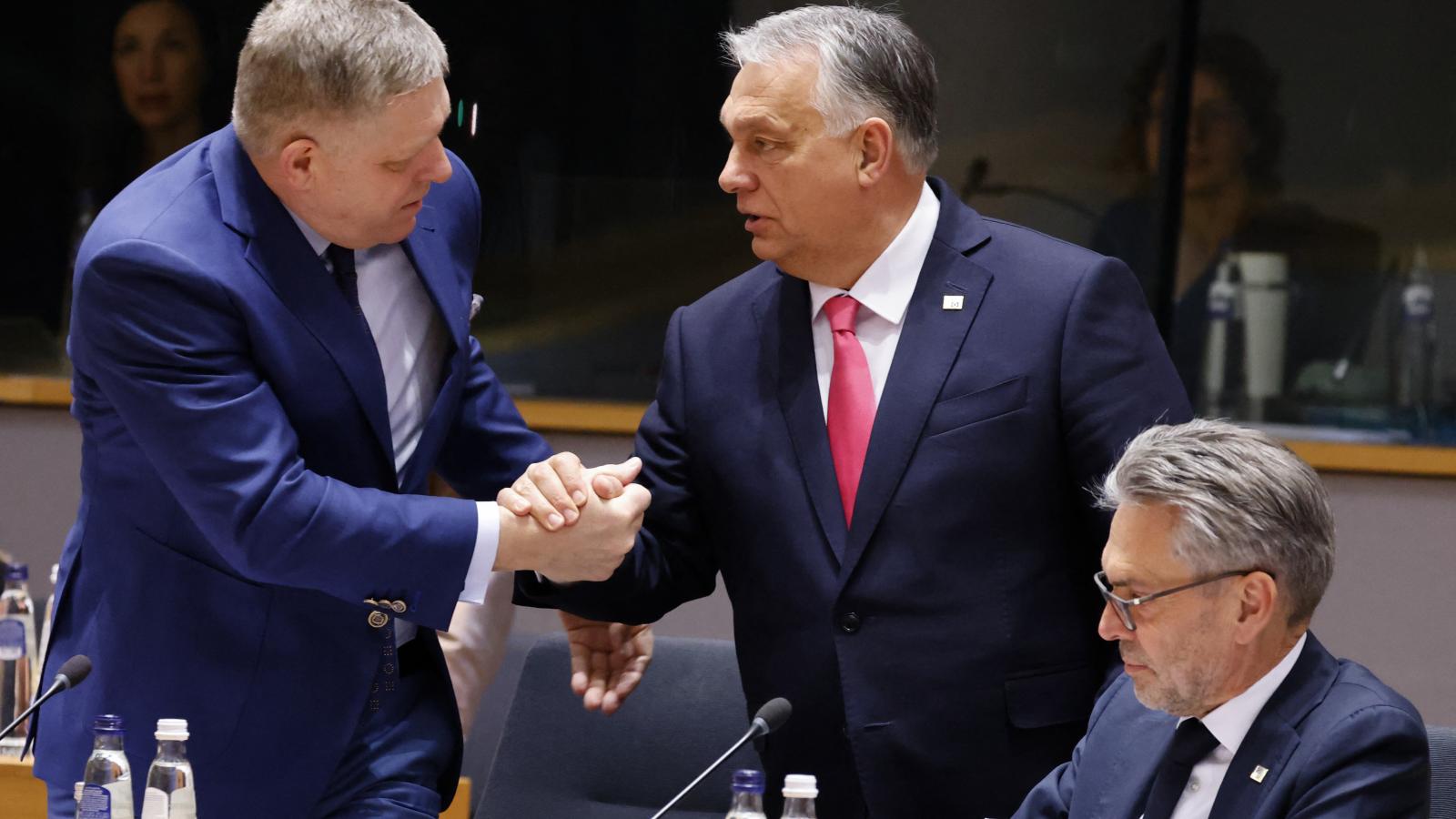 Orbán Viktor Brüsszelben kezet ráz Robert Fico szlovák miniszterelnökkel.  