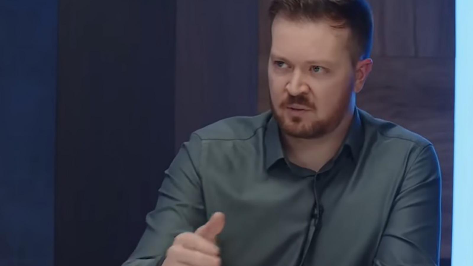 Szabó Bence borított. Az exnyomozó számára bátyja indított adománygyűjtő oldalt, már 250 milliónál is többet adakoztak. Eredetileg ötmillió volt a cél