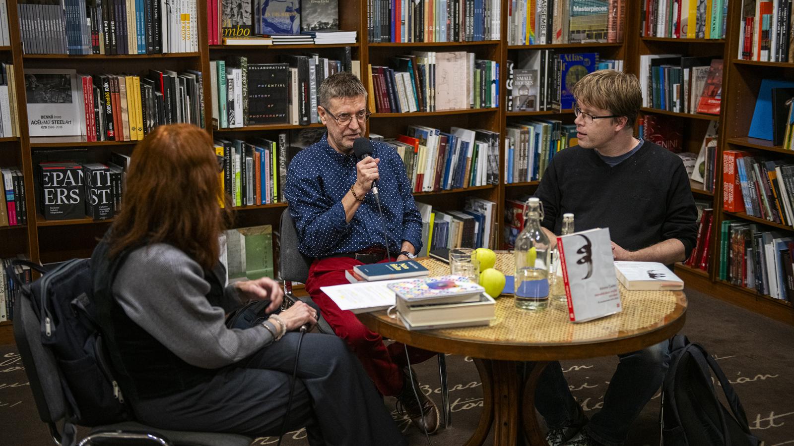 „Interjút csak akkor készítek, ha valami, valaki tényleg érdekel. Az interjú akkor lesz jó, ha érzi az olvasó, hogy a kérdező és a válaszoló akar valami személyeset mondani, és van is mondandójuk egymás számára”