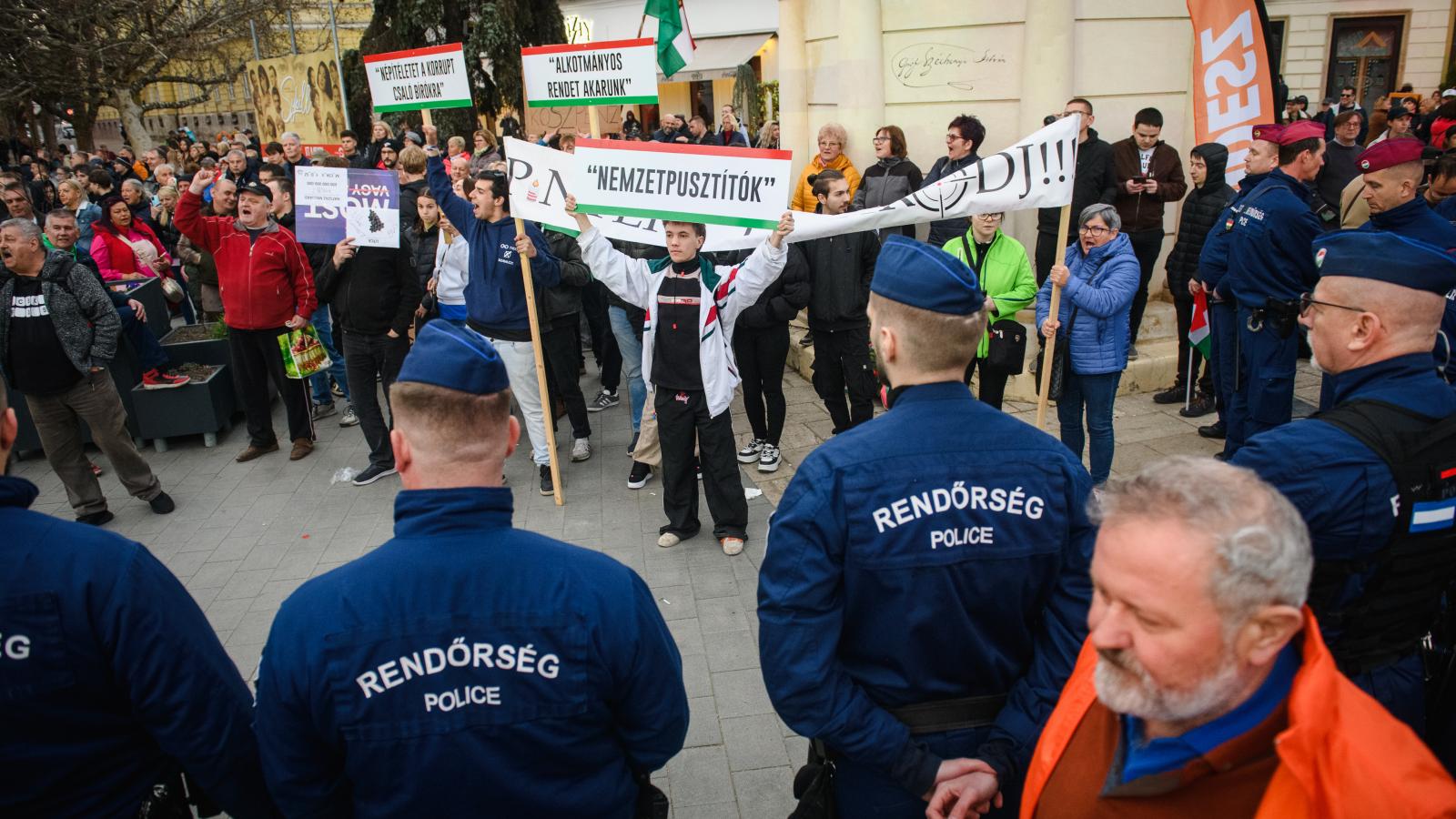 Ellentüntetők és rendőrök Orbán Viktor országjárásának miskolci állomásán március 21-én 