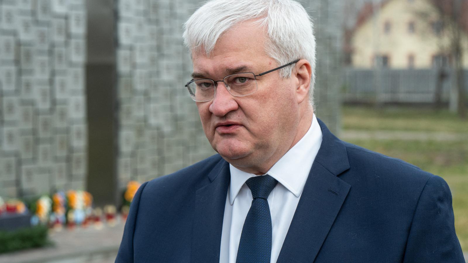 Andrij Szibiha ukrán külügyminiszter a bucsai áldozatok emlékhelyénél március 31-én 