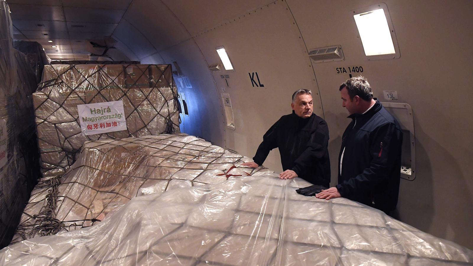 Orbán Viktor a gépekkel. Egy részükről kiderült, nem felelnek meg az uniós szabványoknak, így nem használhatók