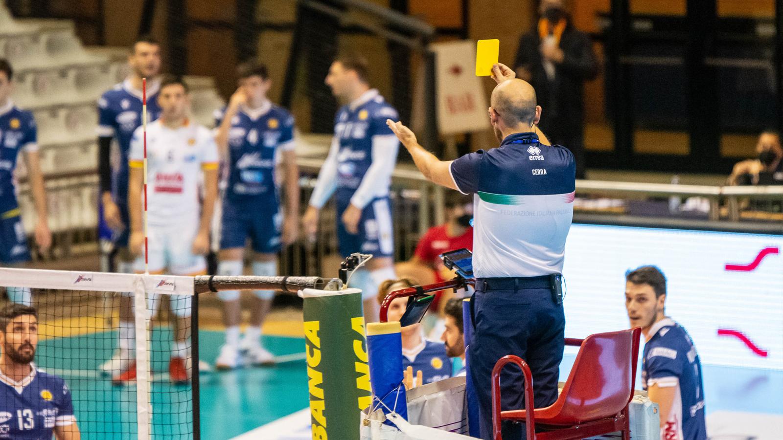 A tavaly október óta felfüggesztett játékvezetők hiánya napi szinten okoz komoly problémákat a bírók kijelölésében a mérkőzésekre