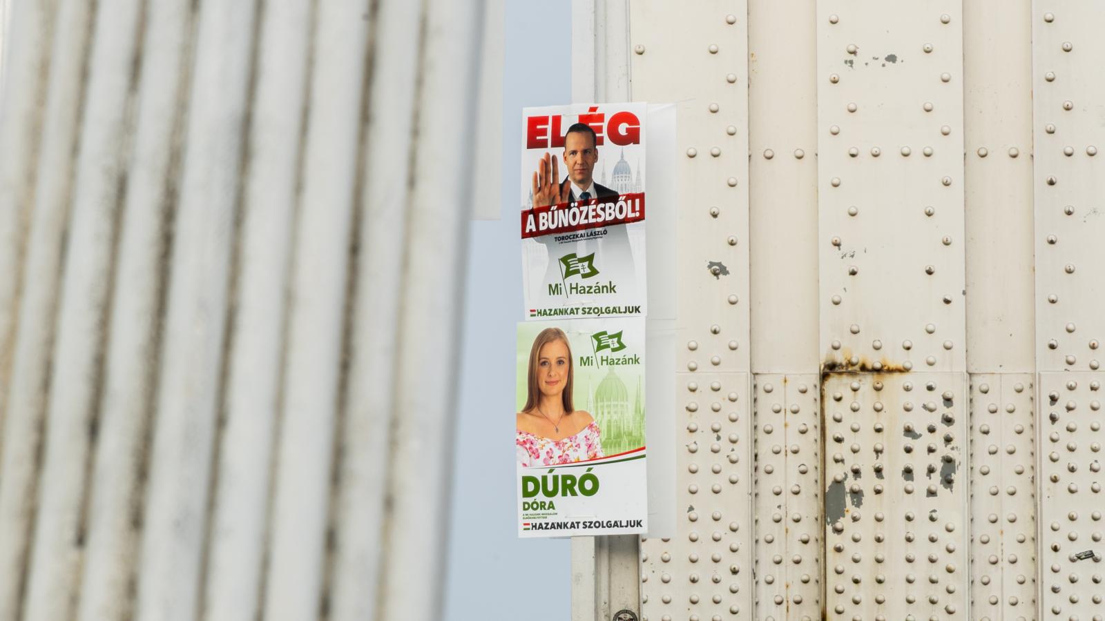 A Mi Hazánk választási plakátjai az Erzsébet hídon.