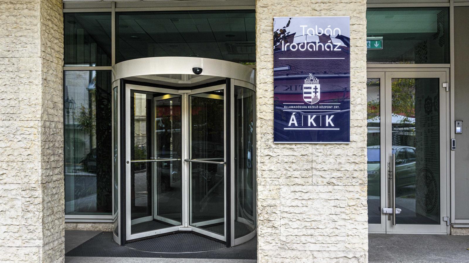 Változatlan gazdaságpolitikával év végére 76,3 százalékra növekszik az államadósság, brutális kamatterhek mellett