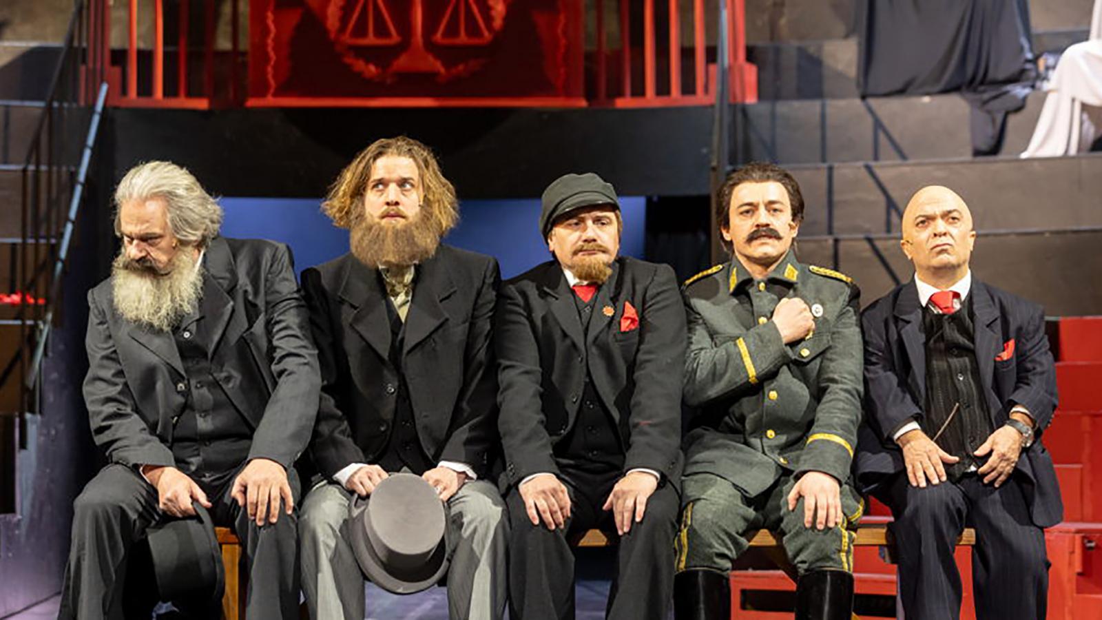 Marx, Engels, Lenin, Sztálin és Rákosi egy padon. Rátóti Zoltán, Vecsei H. Miklós, Rácz József, Fehér László és Köleséri Sándor