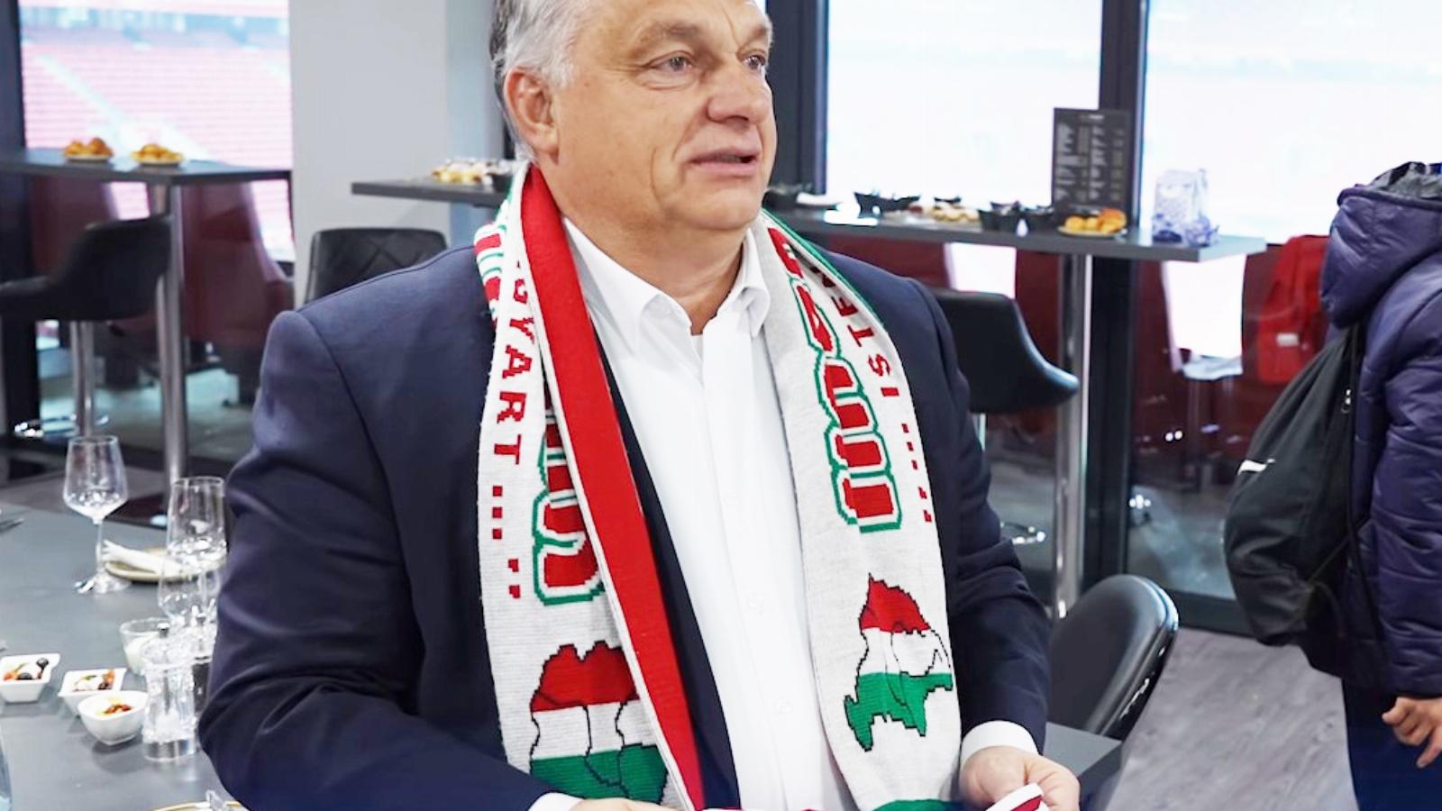 Orbán Viktor a Nagy-Magyarországgal díszített szurkolói sálja ellenére nyíltan támogatta a román szélsőjobboldalt is