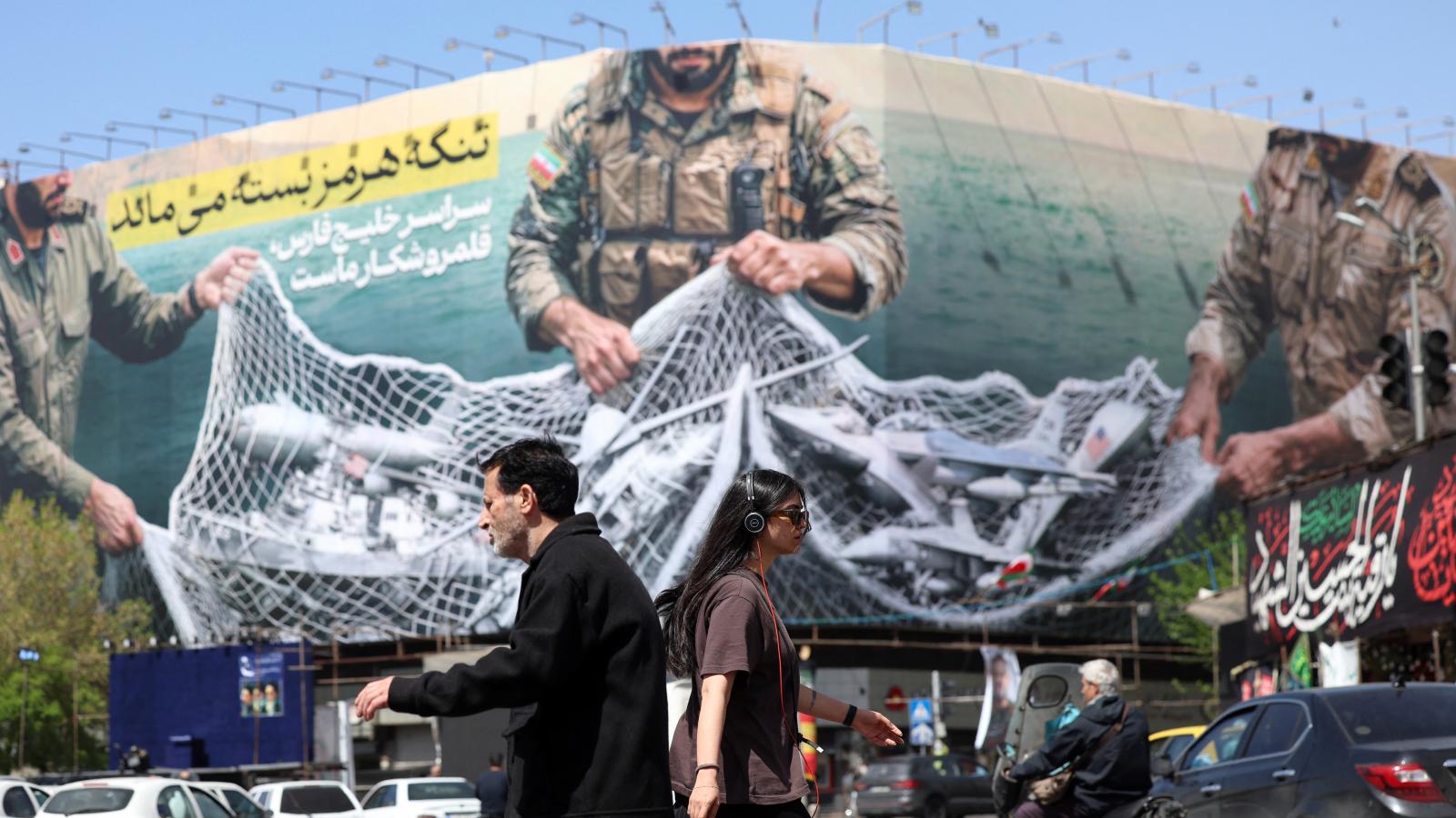 A Hormuzi-szoros lezárására figyelmeztető óriásplakát Teheránban 2026. április 5-én