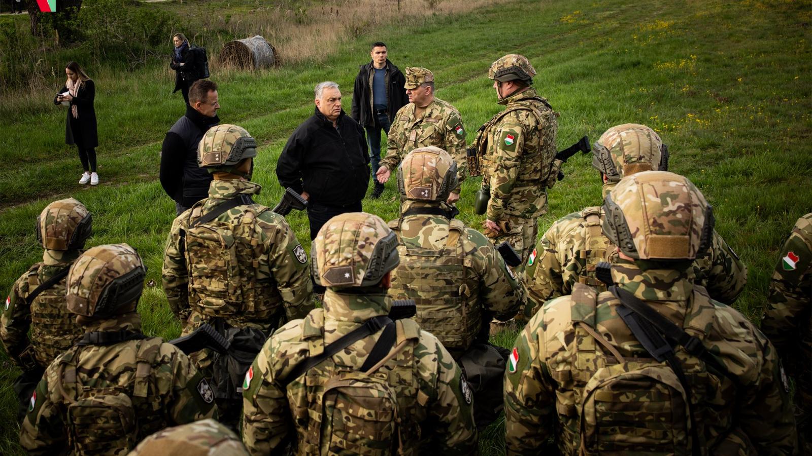 Orbán Viktor terepszemlén. Magyar Péter szerint újabb határt készül átlépni