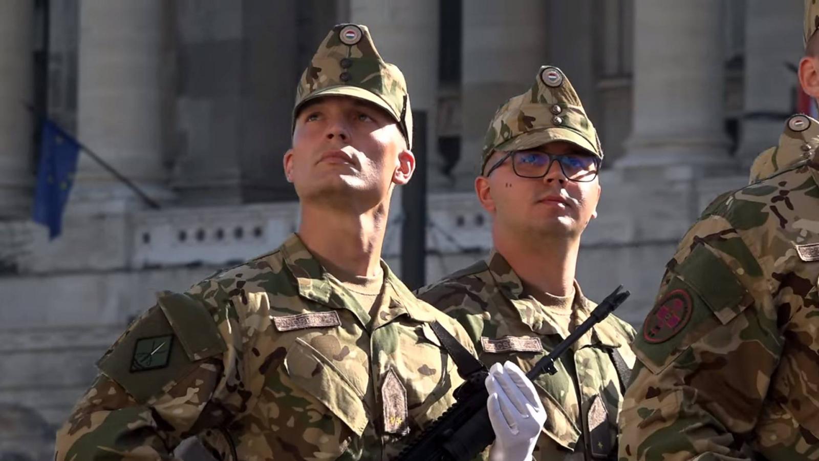 Balra Orbán Gáspár a 2020. augusztus 20-i tisztavatáson