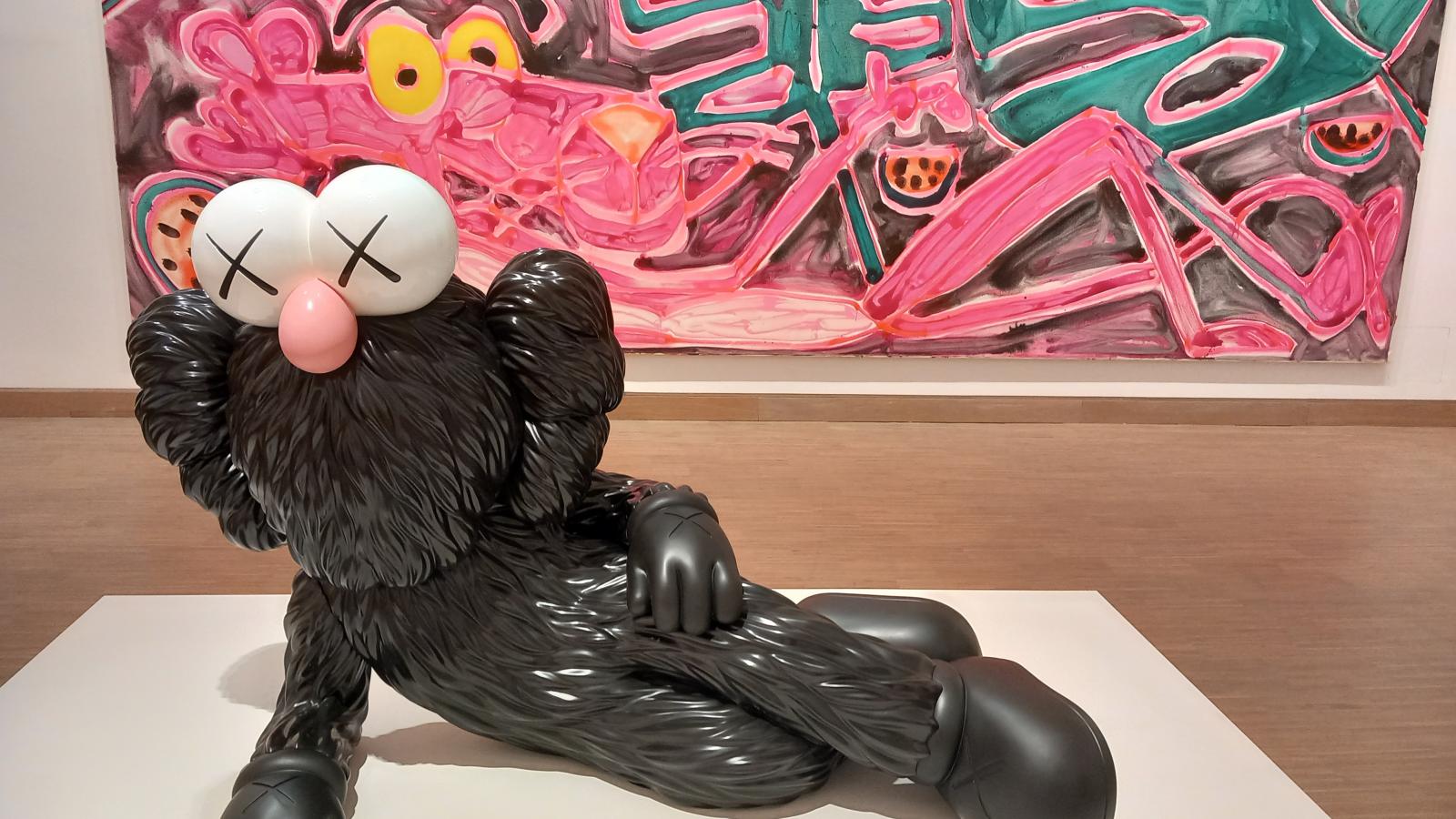 KAWS egyes alkotásai klasszikus műveket is idéznek – ez a szobra például Vénusz istennő jellegzetes, fekvő pózát