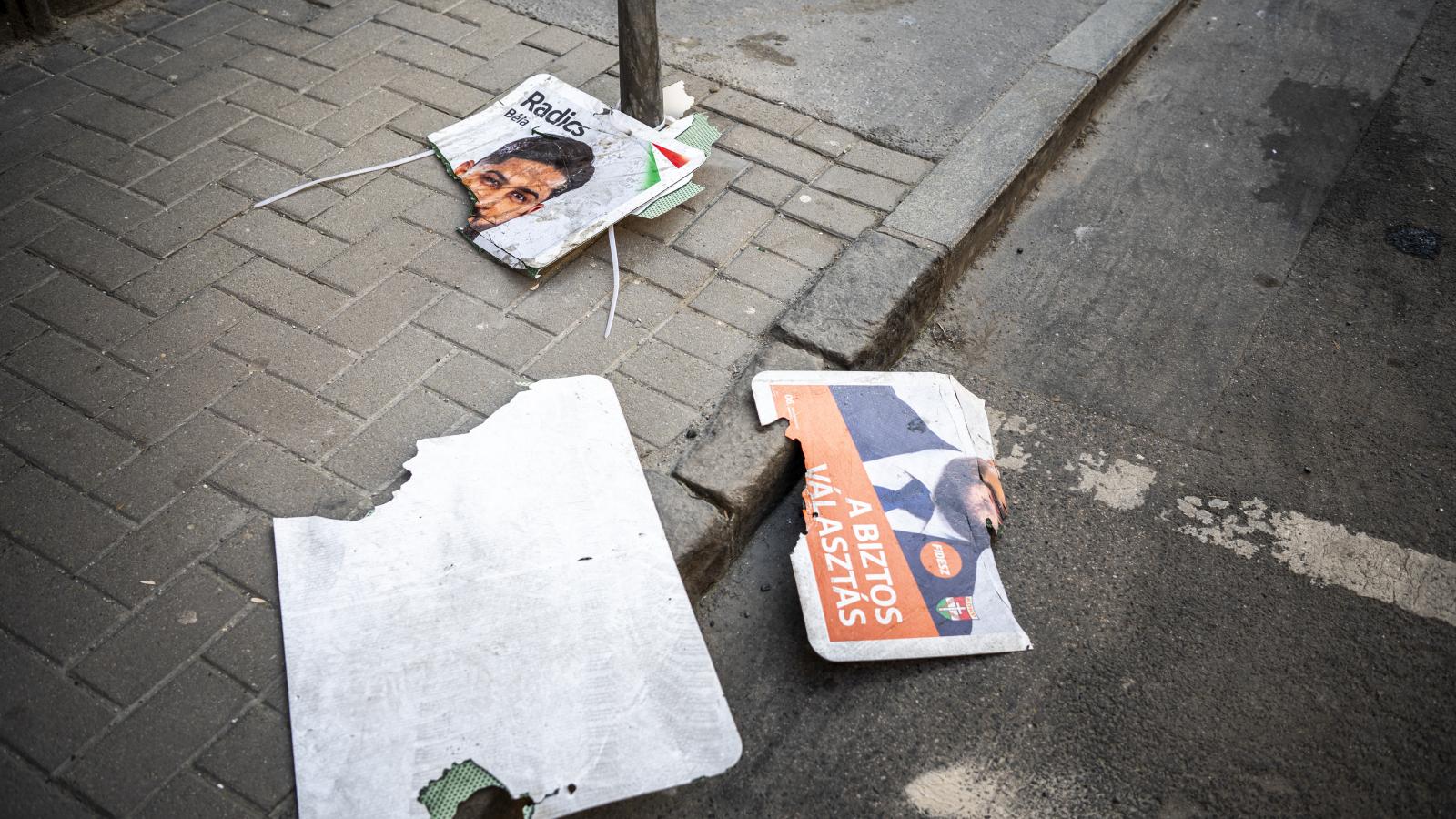 Budapesti csendélet. Fideszes plakát a földön. Befejeződhet az 1990-ben megkezdett, 2010-ben súlyosan megbicsaklott rendszerváltás