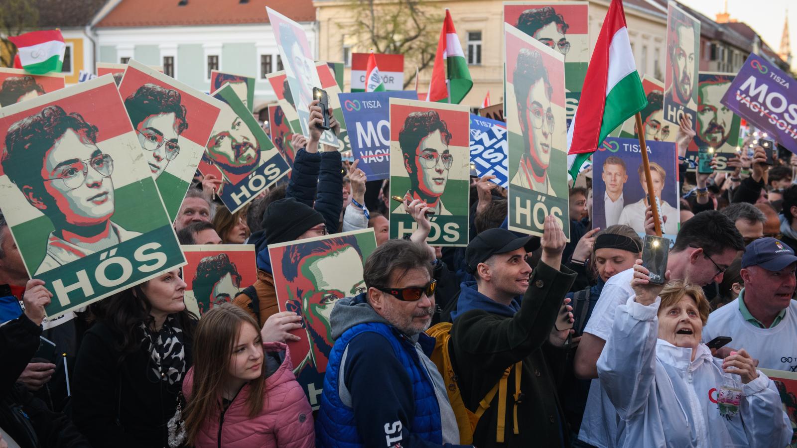 Tisza-szimpatizánsok Vácon. A nyilvánosságra került ügyek az ellenzéki pártot segítették