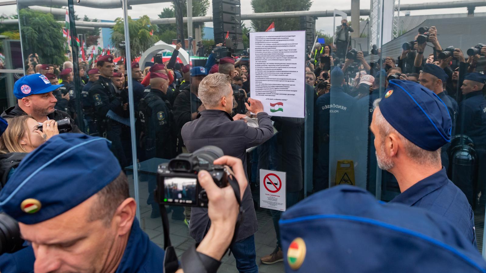 Magyar Péter leendő miniszterelnök 2024 októberében az MTVA székháza előtt – rendőrök gyűrűjében – 16 pontban követelte a sajtószabadságot