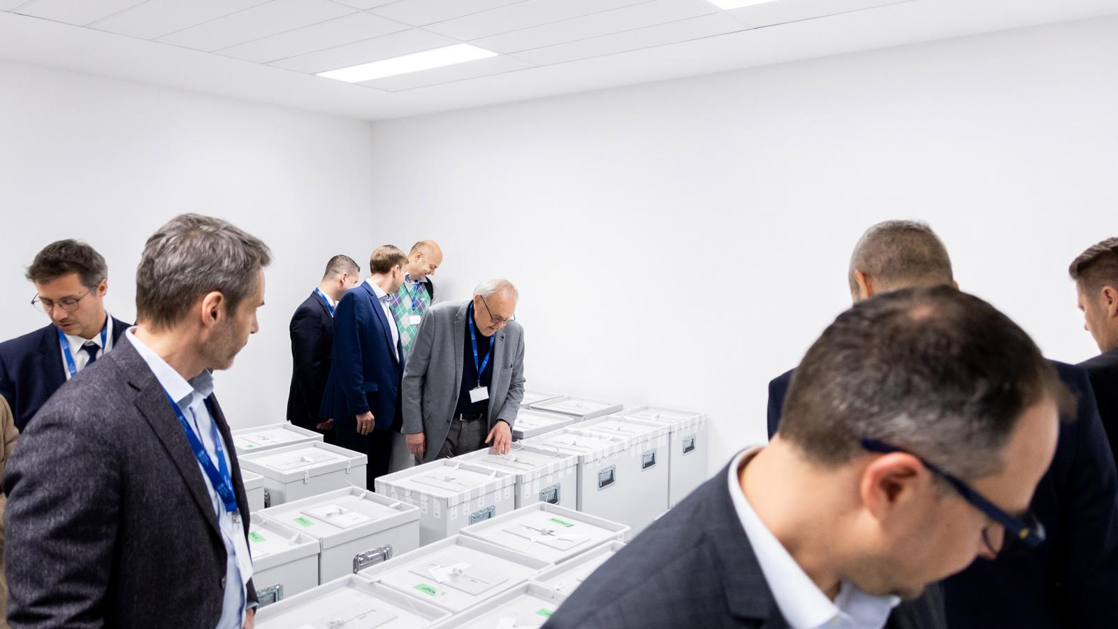 A külképviseletekről érkezett urnák az NVI-ben április 14-én 