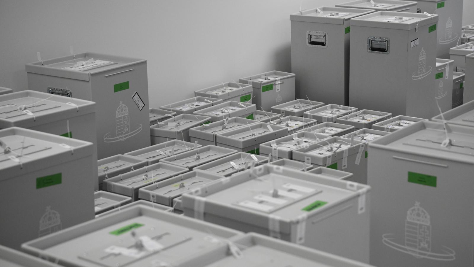 Külképviseleti urnák ellenőrzése az NVI-ben