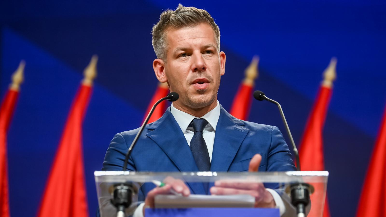 Magyarország következő miniszterelnöke a mikrofonok mögött